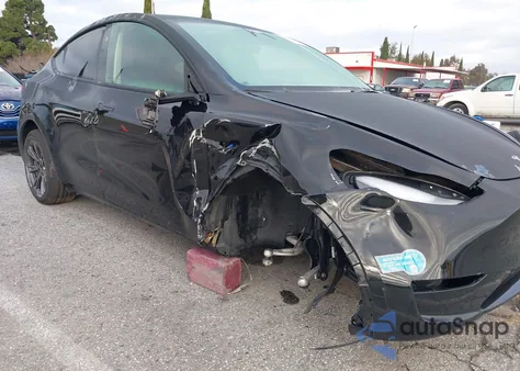 2025 Tesla Model Y Long Range Dual Motor All-Wheel Drive z USA, uszkodzony, nr VIN 7SAYGAEE6SF262458